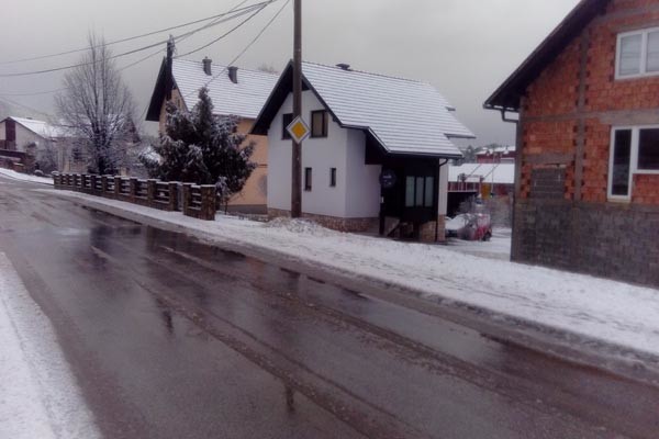 pale snijeg cesta