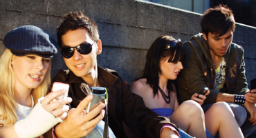 Mlade osobe pet sati dnevno provode provjeravajući svoj mobilni telefon