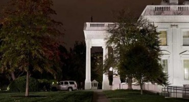 Blokirana Bijela kuća, nepoznata osoba preskočila ogradu