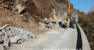 Zbog većeg odrona na dionici M-16.2 Jablanica - Prozor promet se odvija jednom trakom 