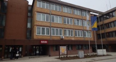 Bačena eksplozivna naprava na policijsku postaju u Zavidovićima