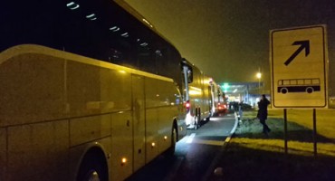 KAOS NA GRANICI:  Hrvatski policajci postrožili kontrole, 40 autobusa satima čekalo u koloni
