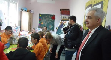 Ljubo Bešlić posjetio Osnovnu školu za djecu s posebnim potrebama Mostar i Los Rosales
