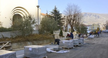 Mostar: Peta ploča na studentskom domu, pučkoj kuhinji, Međunarodnom centru za dijalog