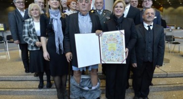  Pogledajte najneugodniju situaciju milenija: Ostao bez hlača na snimanju sa predsjednicom 
