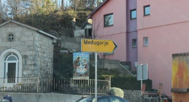 Široki Brijeg: Ćirilica preko noći opet nestala s prometnih znakova