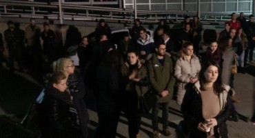 Mostar: Studenti se okupili u kampusu Sveučilišta i zapalili svijeće za stradale kolege i kolegice