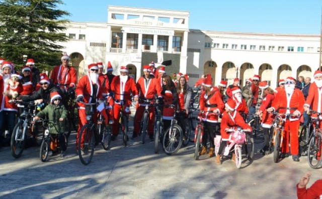 Djedovi Božićnjaci i ove se godine na biciklima provozali ulicama Mostara
