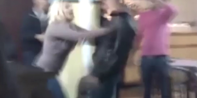 Razjarena djevojka u travničkoj krčmi izazvala opći kaos i fizički obračun, već su je prozvali Rambo Bosankom