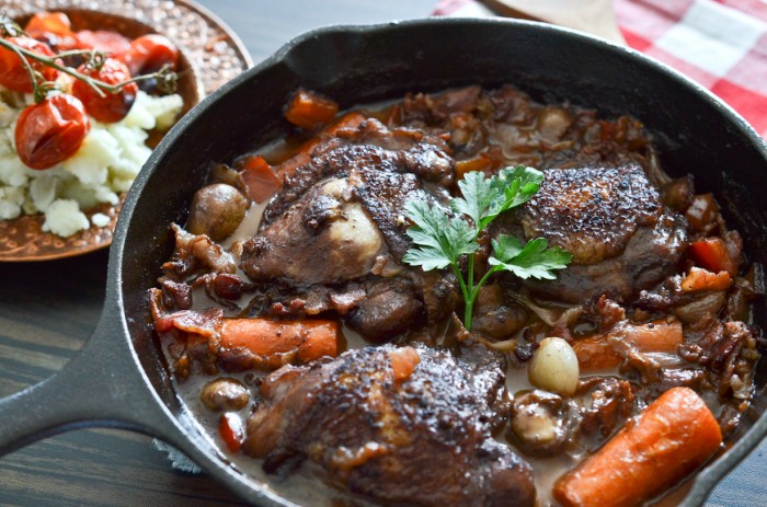 Pivac u crnom vinu (Coq au vin)