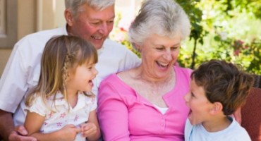 Odlična vijest za bake i djedove: Čuvanjem djece smanjuje se rizik od Alzheimerove bolesti