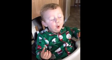 Pogledajte bebinu rekaciju nakon što prvi put proba slaninu