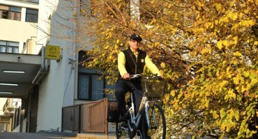 Mostarski poštar Dinko Rajič raznosi pisma i s vlastitom markicom