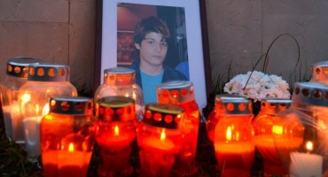 Mostarske majke zapalile svijeće za Mahira Rakovca 