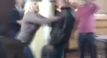 Razjarena djevojka u travničkoj krčmi izazvala opći kaos i fizički obračun, već su je prozvali Rambo Bosankom