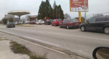 Ljubuški: Ogromne gužve na benzinskoj crpki 