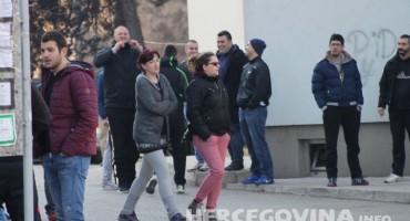 Građani Mostara podržali Šariće i odgodili deložaciju