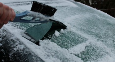 Genijalan trik koji otapa led sa stakla