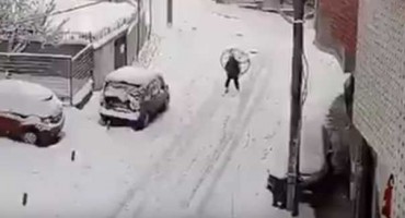  Kreativac se dosjetio kako se najjednostavnije probiti kroz snijegom zametene gradske prometnice