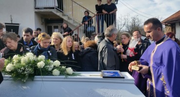 Tuga u Žepču: Roditelji su ispunili posljednju želju i svoju kćer ukopali u bijeloj vjenčanici