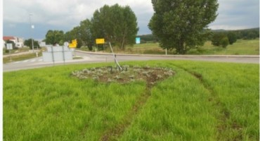 POSUŠJE: Vandali vozilom uništili zelenu površinu kružnih tokova