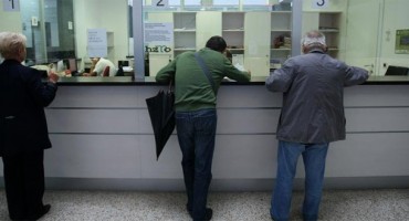 TRAGEDIJA U HZMO-u: Umro na šalteru čekajući potvrdu da je živ