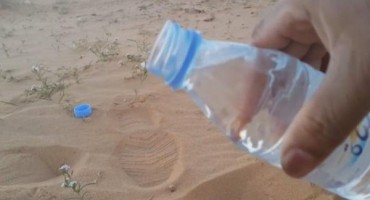 Sipao vodu na pijesak u pustinji, a onda se desilo nešto nevjerojatno