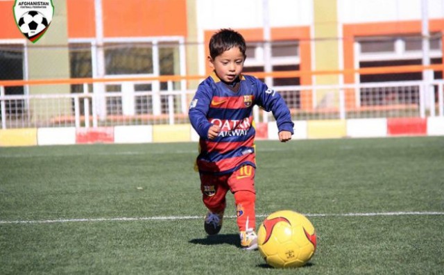  Dječak iz Afganistana napokon dobio pravi Messijev dres: Idola će upoznati na Camp Nou