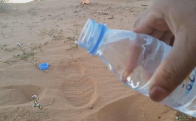 Sipao vodu na pijesak u pustinji, a onda se desilo nešto nevjerojatno