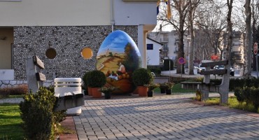 Čitluk: Dvometarska Pisanica od srca izložena na Trgu žrtava Domovinskog rata 