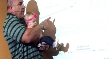 studentica, beba, profesor, predavanje