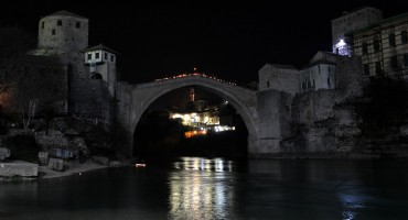 Sat za planetu Zemlju obilježen u Mostaru: Stari most utonuo u mrak