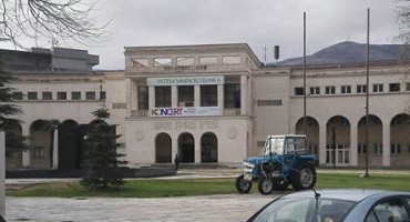 Mostar: Ispred Kosače parkiran traktor okovan lancima