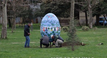 Mostar: Simbolično darivanje uskrsne pisanice u parku Zrinjevac