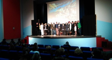 Glumci iz Metkovića oduševili publiku u Drvaru izvedbom predstave Preko reda