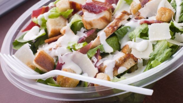 Šest nezdravih dodataka koje stavljamo u salate
