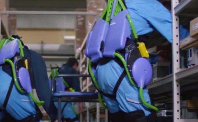Radnici Panasonica koriste egzoskelet za lakši rad