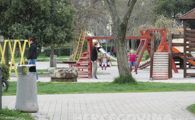 Mostar: Vandali uništavaju dječje parkove po gradu