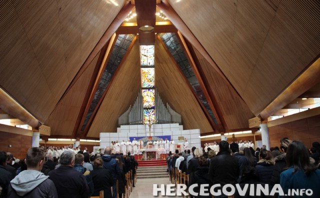 Svečano proslavljen Veliki četvrtak u Mostarskoj Katedrali
