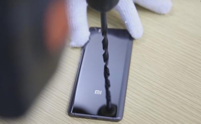 Xiaomi Mi 5 Pro sa keramičkom pozadinom je neuništiv