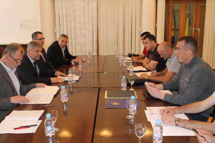 Ministar Bukvarević sa maloljetnim pripadnicima Armije Republike Bosne i Hercegovine i HVO-a