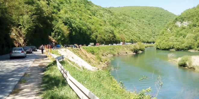 Četvero poginulih, djevojka stradala dok je dijelila pozivnice za vjenčanje