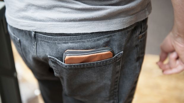 Šta je san svakog Bosanca? Da punjač za mobitel koristi kao punjač za novčanik