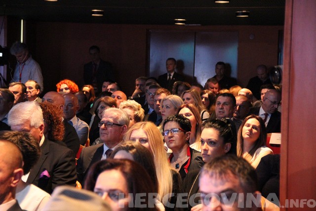 Večernjakov pečat: Osoba godine glumac Enis Bešlagić