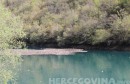 Naslage smeća plutaju Jablaničkim jezerom