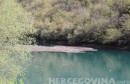 Naslage smeća plutaju Jablaničkim jezerom