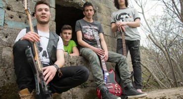 Rock grupa „Nešto Između“ izdala novi singl pod nazivom „Poslušan“.
