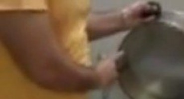 Zaposlenik restorana uhvaćen kako pere suđe u - WC-u!