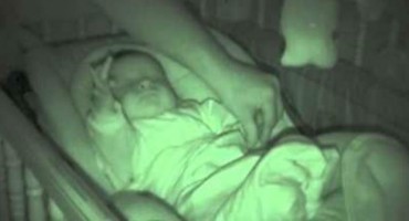 Ova beba radi u snu nešto simpatično