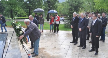 Mostar: Položeni vijenci u spomen na hrvatske branitelje ispred Kosače